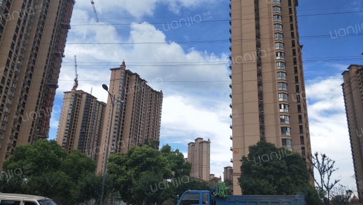 中南世纪城外景图