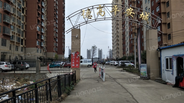 德高平安城外景图