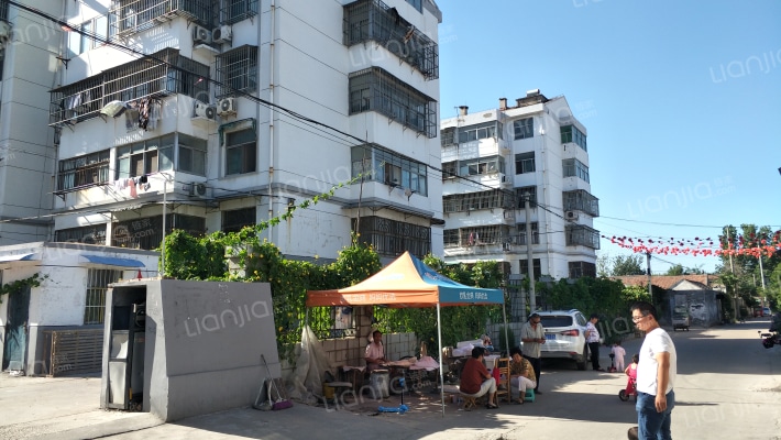 沿河小区外景图