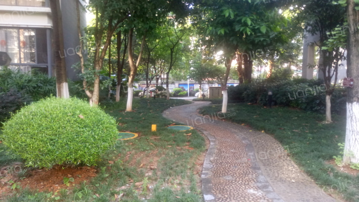 兴进上城外景图