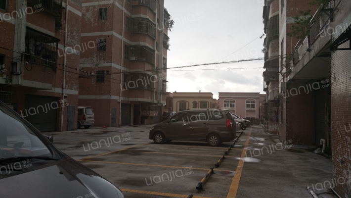 市场商住楼外景图