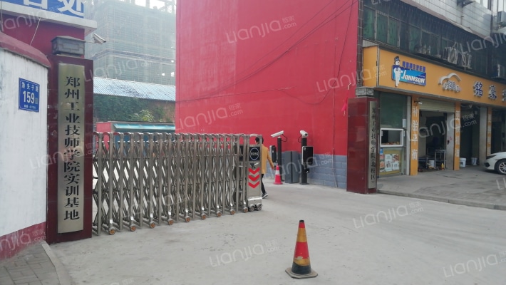 郑州工业技师学院北校区家属楼外景图