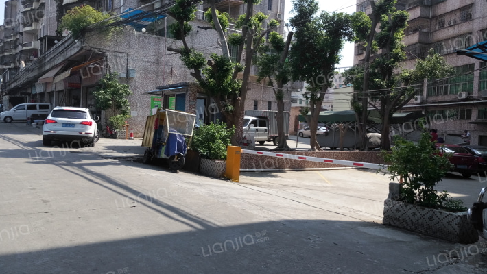 新兴花园小区外景图