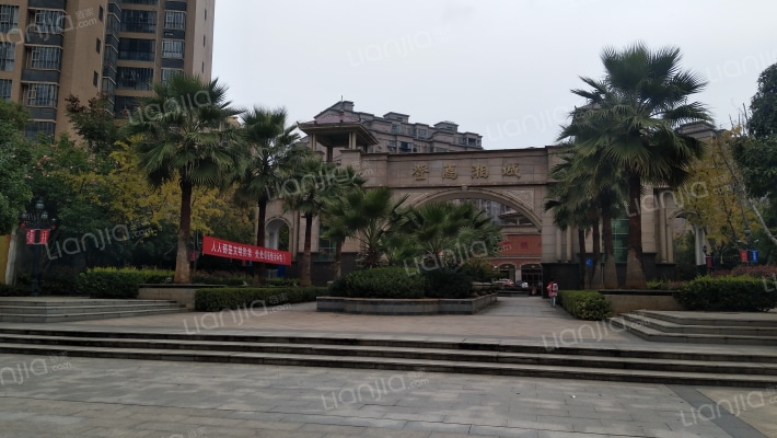 登高湘城外景图