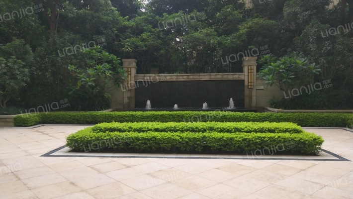 荣和大地一组团花园里外景图