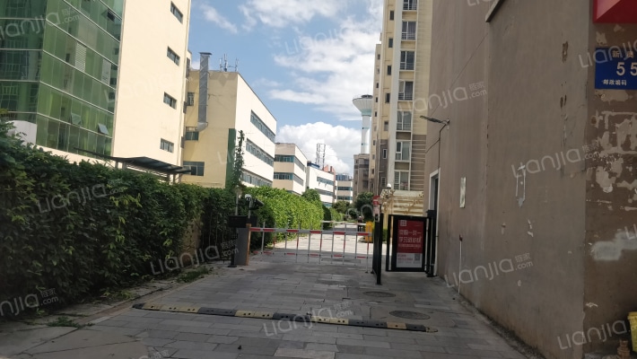 附中花园外景图