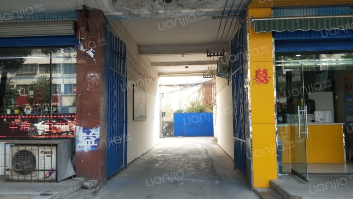 舞钢市汽车配件二号住宅楼外景图