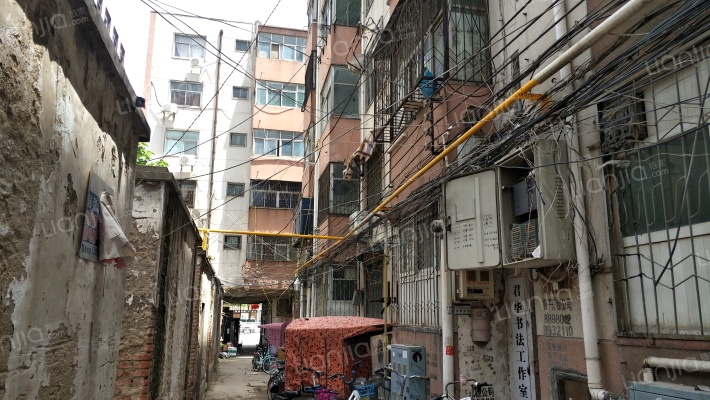 周口地区建筑公司家属院外景图