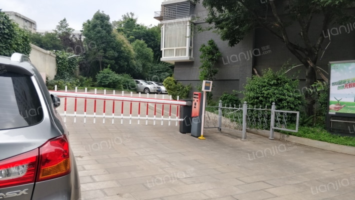 云南民族大学荷叶山住宅小区外景图