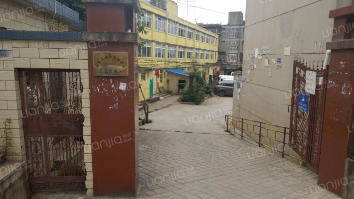 云南省农垦石油公司职工宿舍区外景图