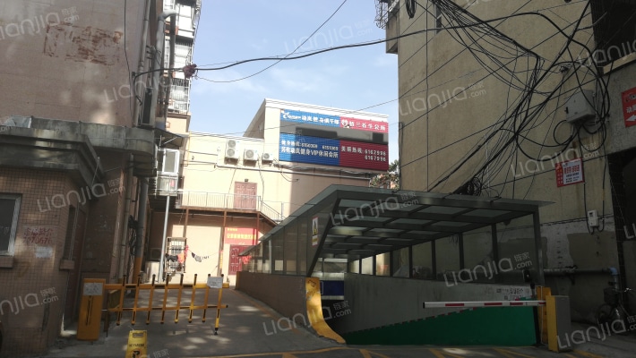 碧水蓝天外景图