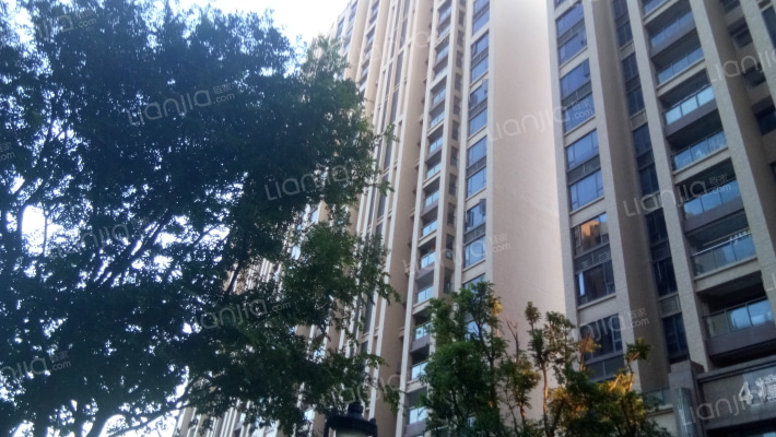 俪宝龙马花园外景图