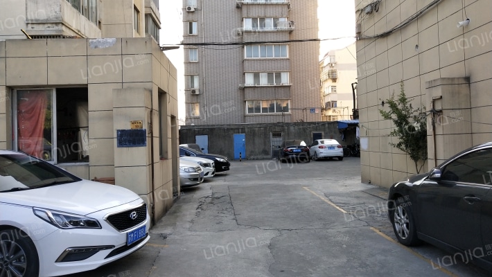 老村委家舍外景图