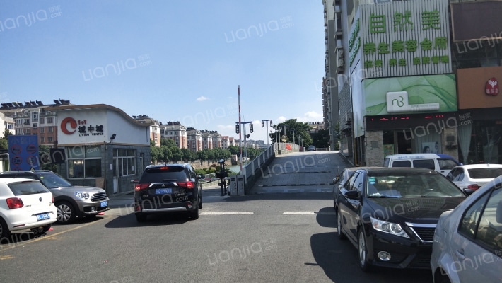 1+1城中城外景图