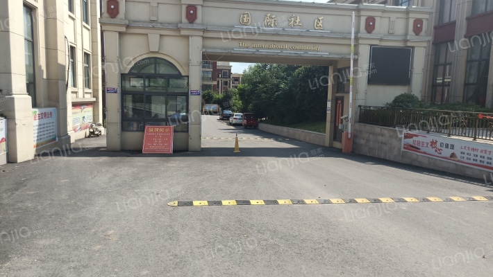 圣海天鹅湖畔外景图