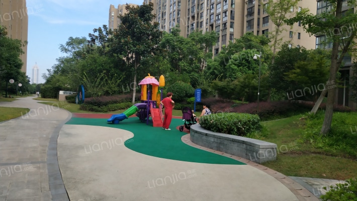 江南春城外景图