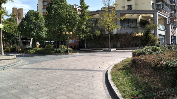 湖畔人家小区外景图