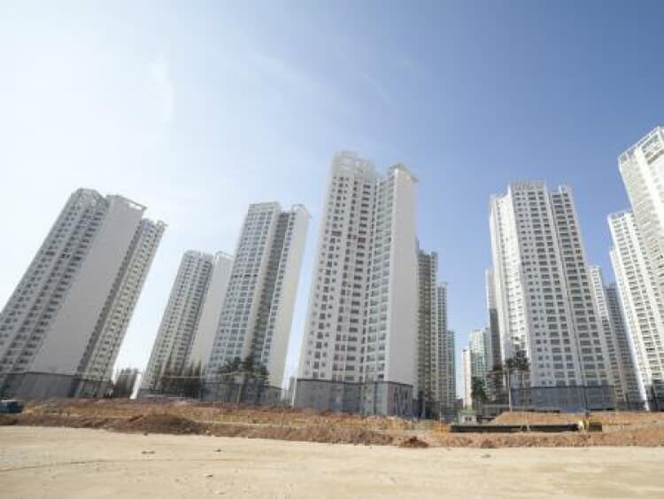 在买房子的过程中,总会遇到"买期房还是现房好"的问题.