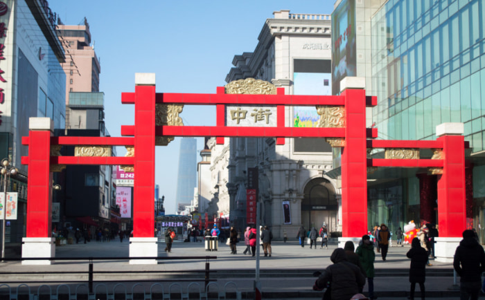 及中街站和东中街站2个地铁站,凭借沈阳故宫的文化根基,中街目前正