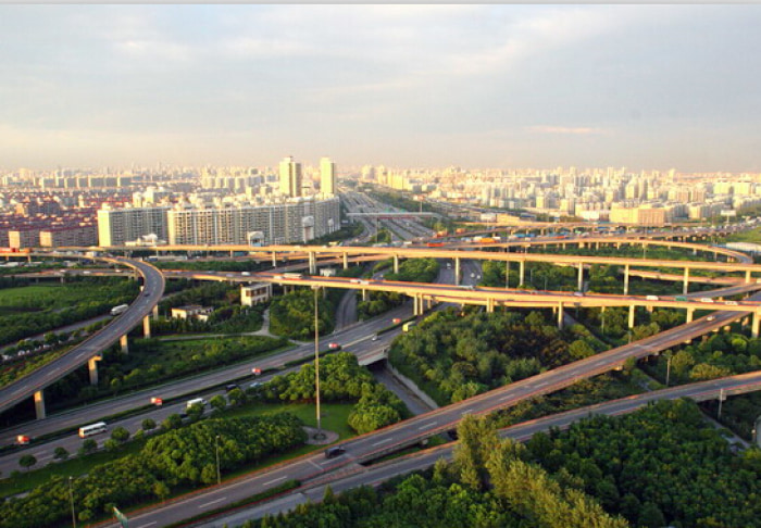 主干道有北青公路,沪闵公路,浦星公路,沈杜公路,林海公路等;高架道路