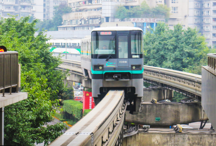 九龙坡区现有两条轻轨线,分别是1号线,2号线;全区共有8个轻轨站,分别