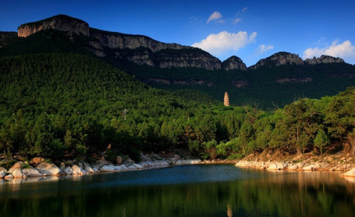 这里有古老的长城,誉为"海内四大名刹"的灵岩寺,有闻名的陆地园博园