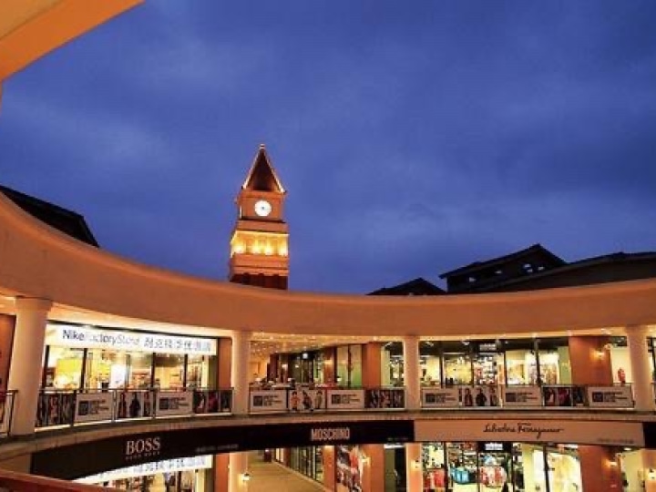 九龙仓时代小镇清水套三双卫,户型方正.