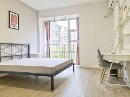 合租·世纪金沙 4居室 东北卧