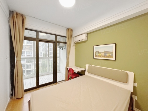 合租·阳光100大湖第 4居室 东北卧