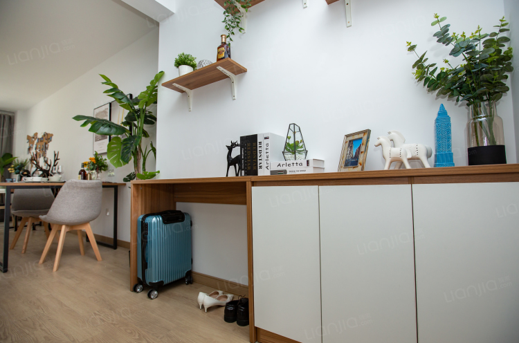 【免费留房到年后】阳光全天有，朝南大阳台，左临大有镜，右临公园