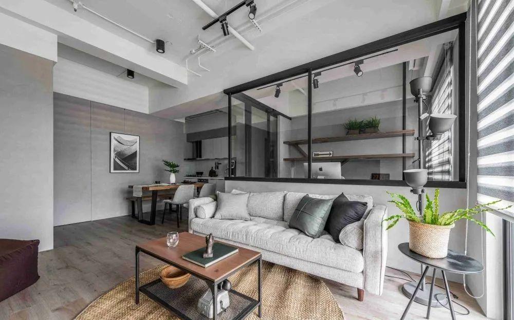 选用通透感强的材质,如玻璃隔断分隔空间