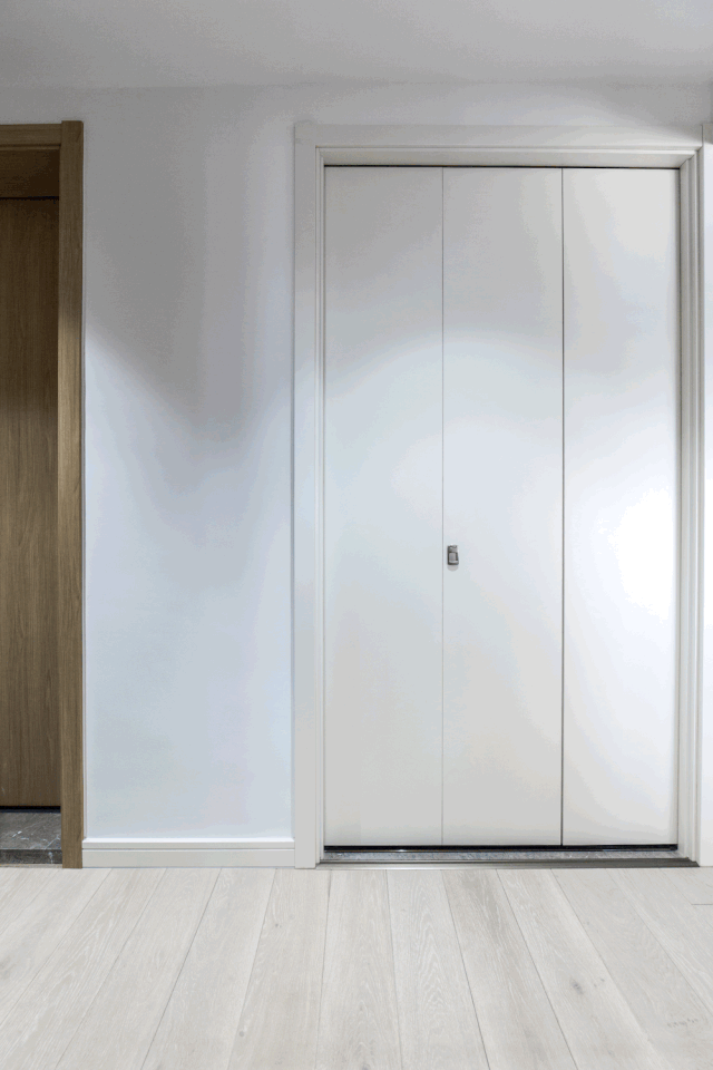 小洗衣间同样用了折叠门,不占空间.白色弱化了存在感.