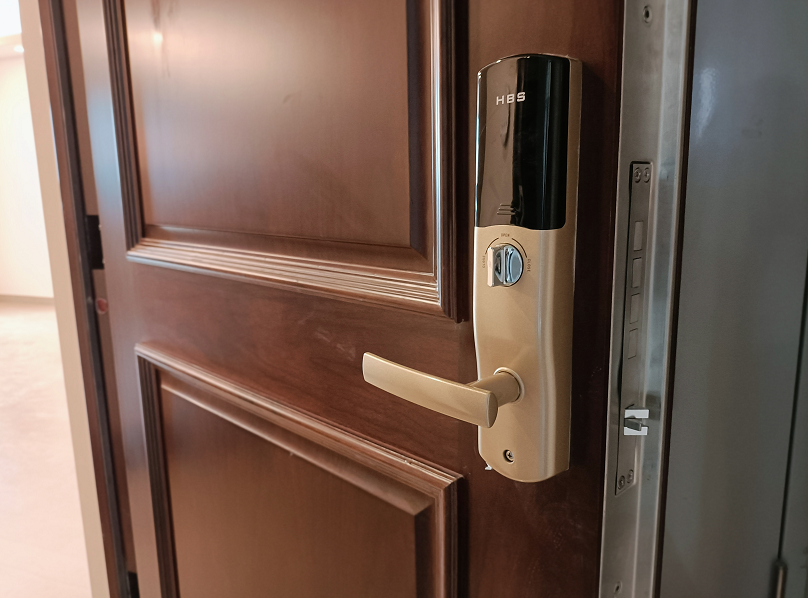 入户门采用了 海贝斯(hbs)智能锁,提高居家安全性.