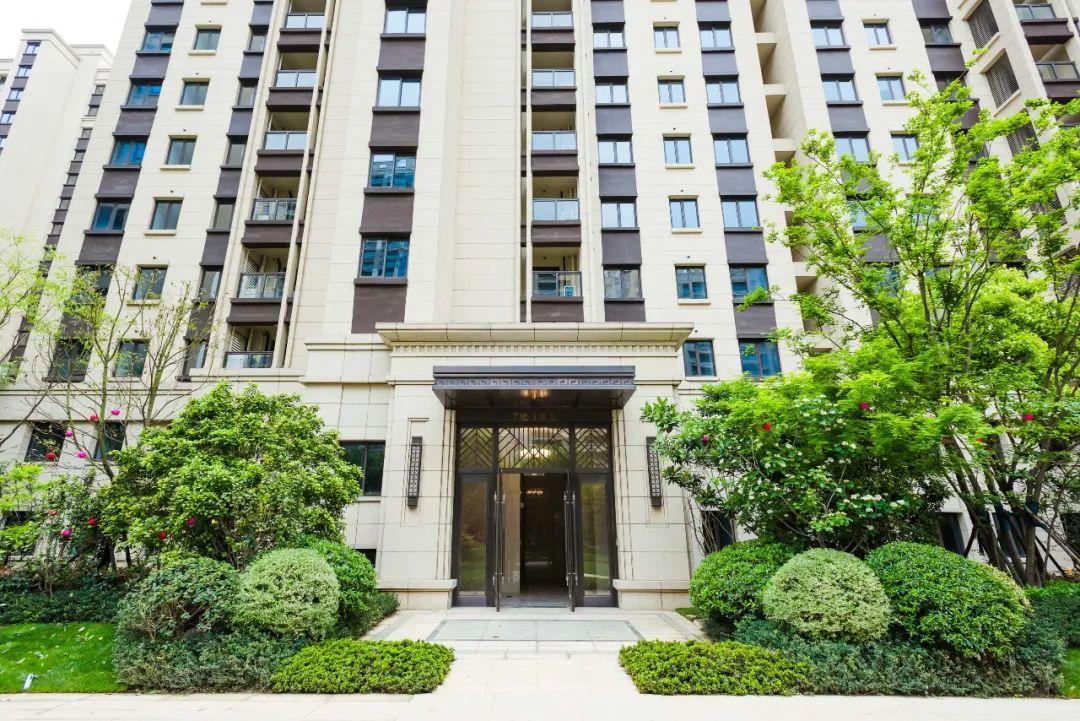 再看入户大门,设计标准真不亚于5星级酒店的水准.