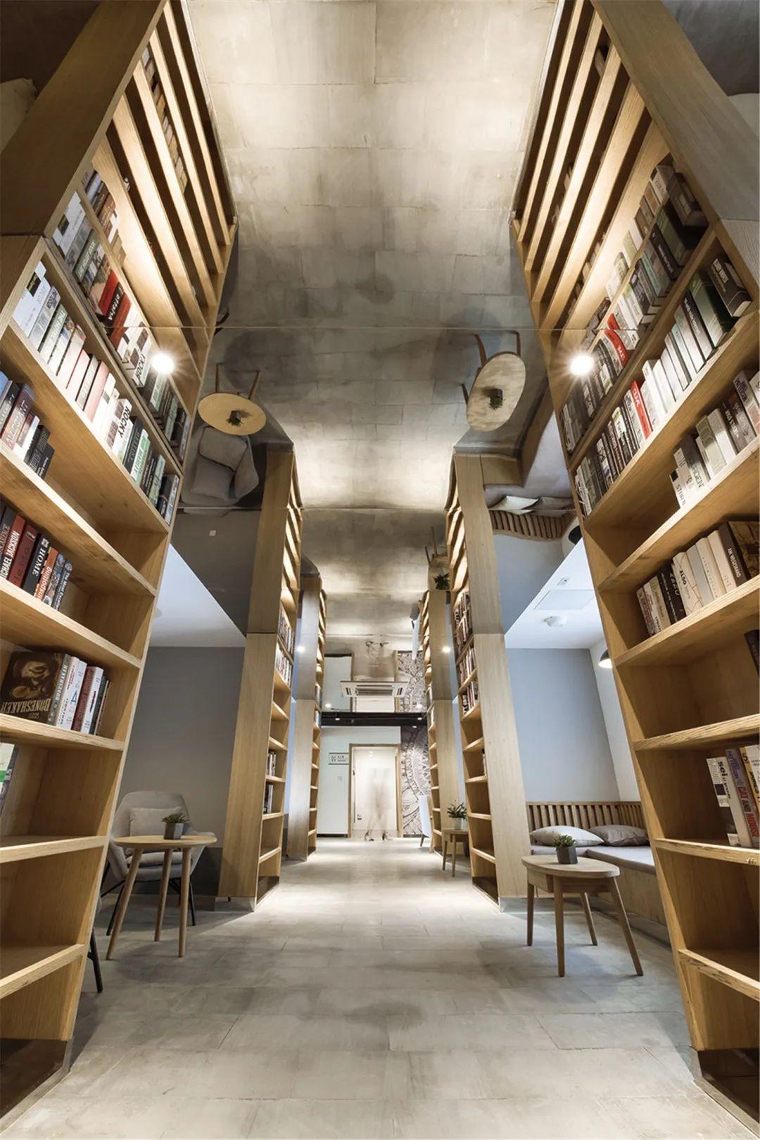 装饰的盗梦空间,结合天花镜面反射,形成有序,高耸,亦真亦假的梦幻书吧