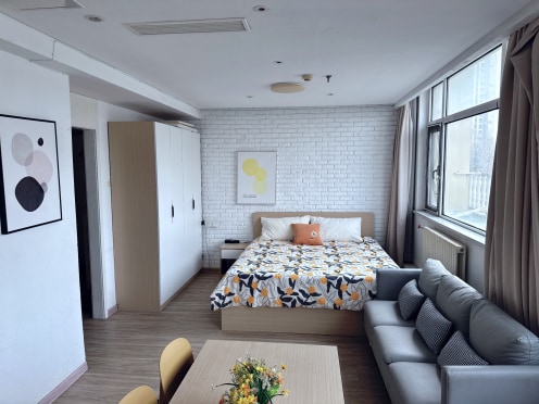 独栋·冠寓 井冈山路店 可短租 主题房黄岛中心 家佳源 金鼎利群  濠洼夜市 保税区 押一付一 明亮大窗 开间