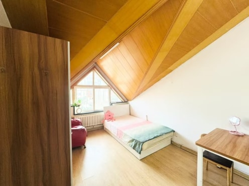 合租·东方花园新村 5居室 南卧