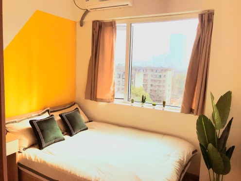 独栋·成都泊寓 建设路店 【仅限6个月特惠95折外加120元/月管理费减免】地铁口临电子科大 大排窗采光好 24h安保公共厨房 开间