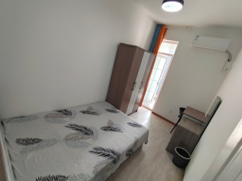 合租·合能珍宝琥珀三期 5居室 东卧