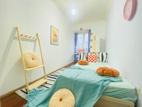 合租·世纪朝阳 5居室 东北卧