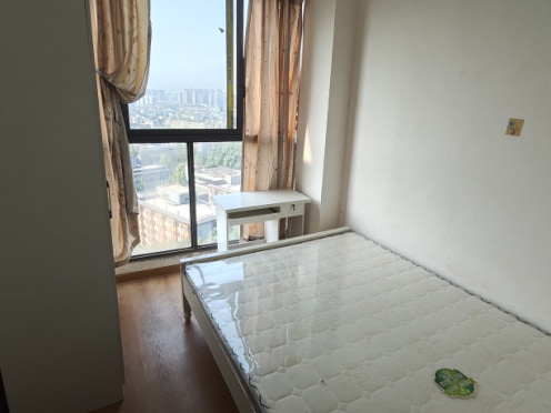 合租·五彩城 5居室 南卧