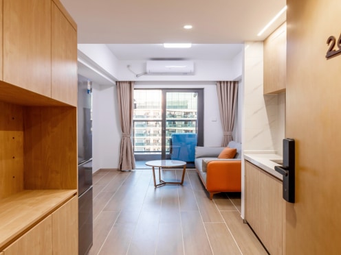 独栋·华强创领寓 华强时代广场店 限时9折阳台一房 民水民电 全新家具家电 直租拎包住 1室1厅