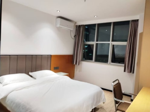 独栋·嘉悦公寓 新华商场店 无中介费【直租】电1元，水7元每吨【长租】【专人管理 】   紫阳站300米    公寓 酒店风格 1室1厅