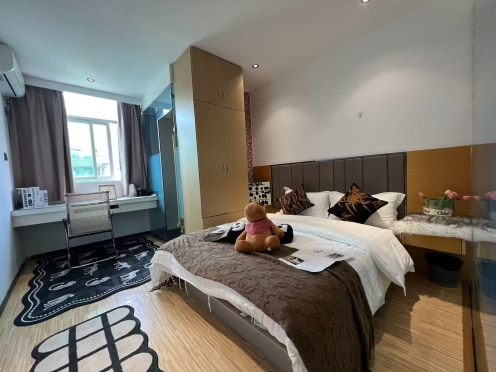 独栋·嘉悦公寓 新华商场店 无中介费【直租】电1元，水7元每【长租】   2号紫阳站 300米    拎包入住    交通便捷 1室1厅