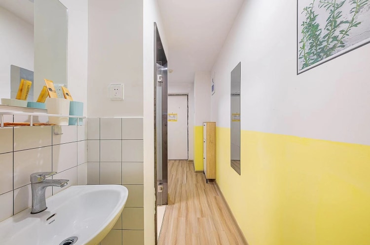 越城区世贸广场附近，限时秒杀一口价!企业85折!独门独户可押一付一