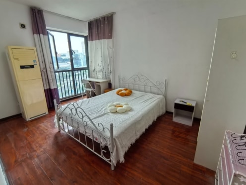 合租·英郡一期 5居室 南卧