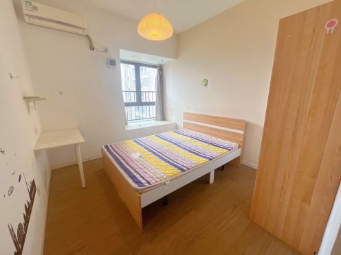 合租·江与城 4居室 东南卧