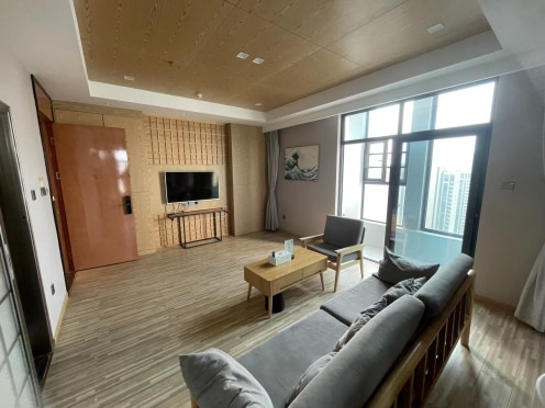 独栋·纽家服务公寓 芳草店 3号线四新大道站，12号线芳草路站，双地铁 纽宾凯锦城日式原木风大两居，可短租 2室1厅